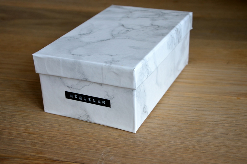 Box with marble print